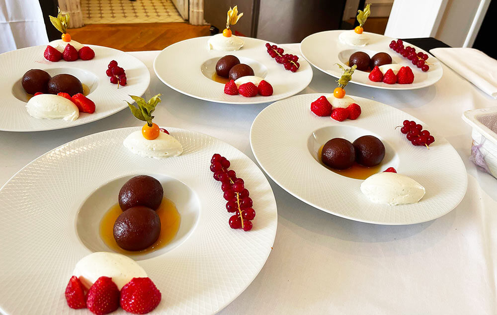 Présentation moderne et graphique d'un dessert fait maison