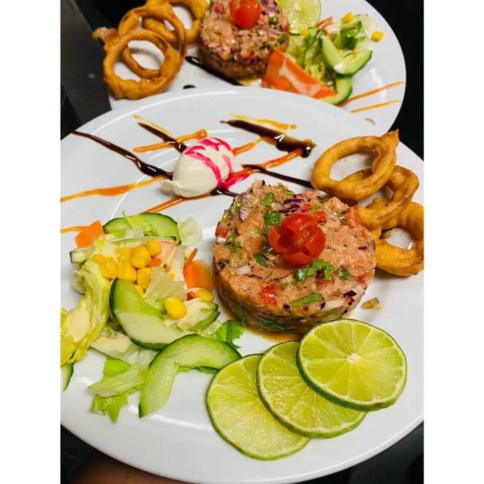 Assortiment d'entrées traditionnelles indiennes présentées sur assiette