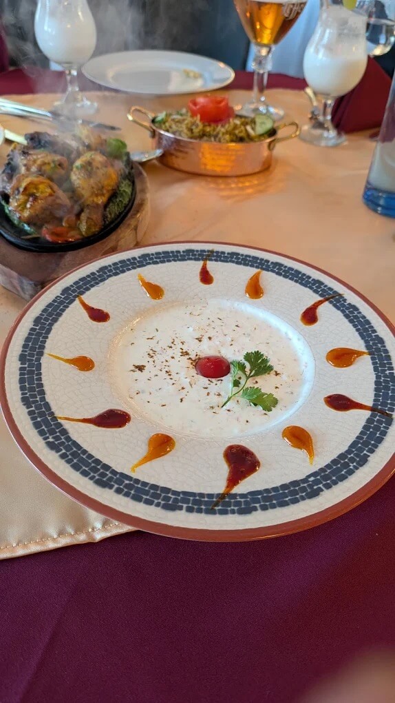 Gourmandise indienne dressée à l'assiette pour le dessert