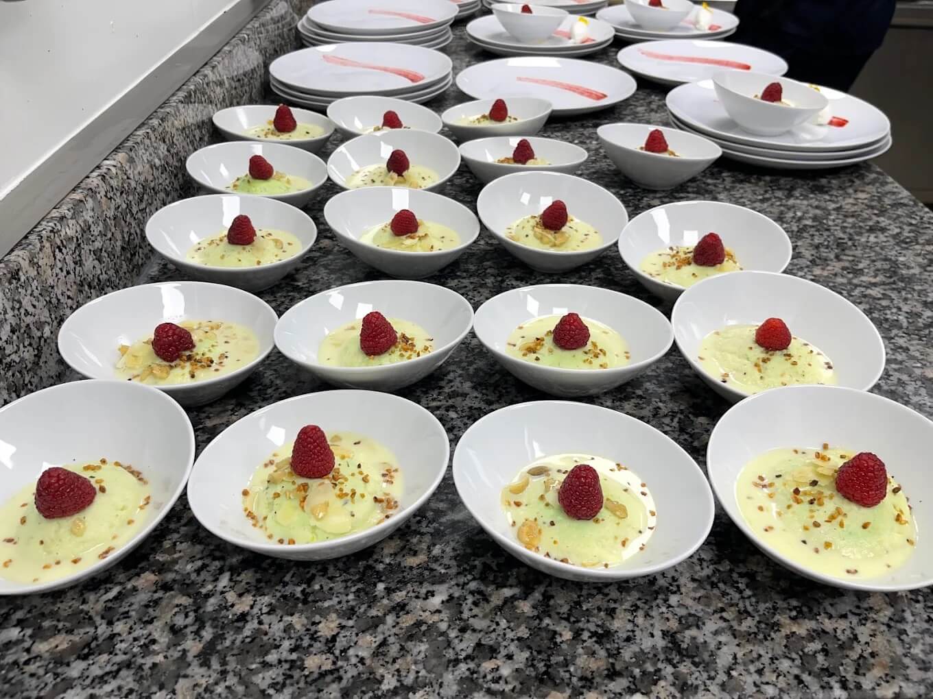 Variété de desserts sucrés indiens à partager en fin de repas