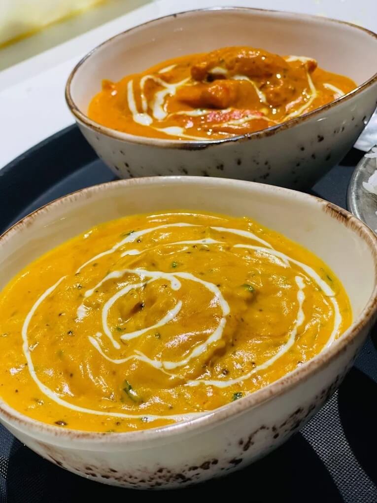 Sélection de plats traditionnels indiens et currys savoureux