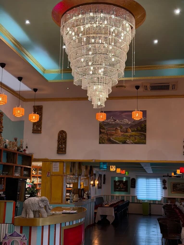 Ambiance lumineuse et conviviale de notre salle de restaurant