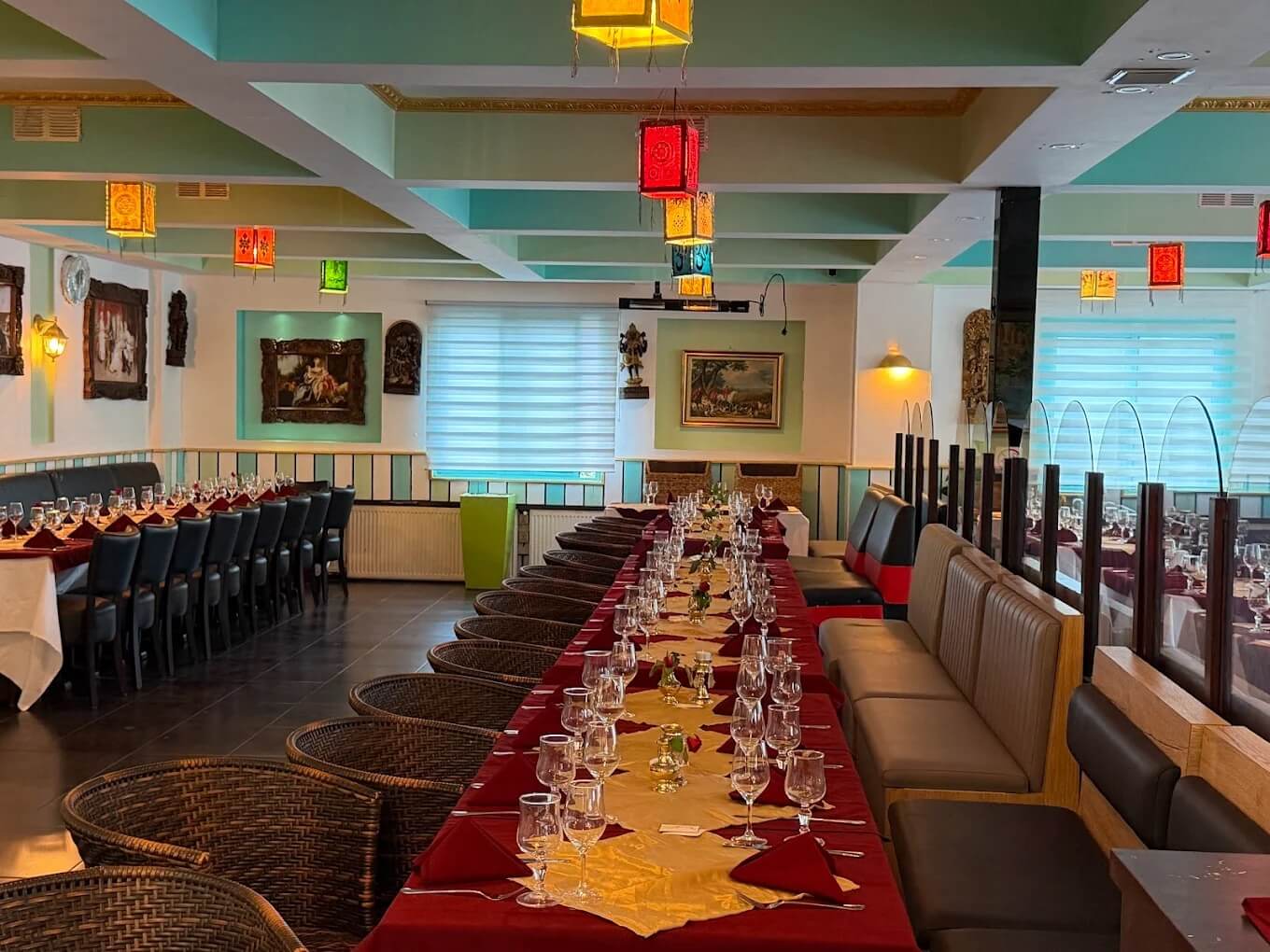 Espace tables confortables pour vos repas de groupe ou en famille